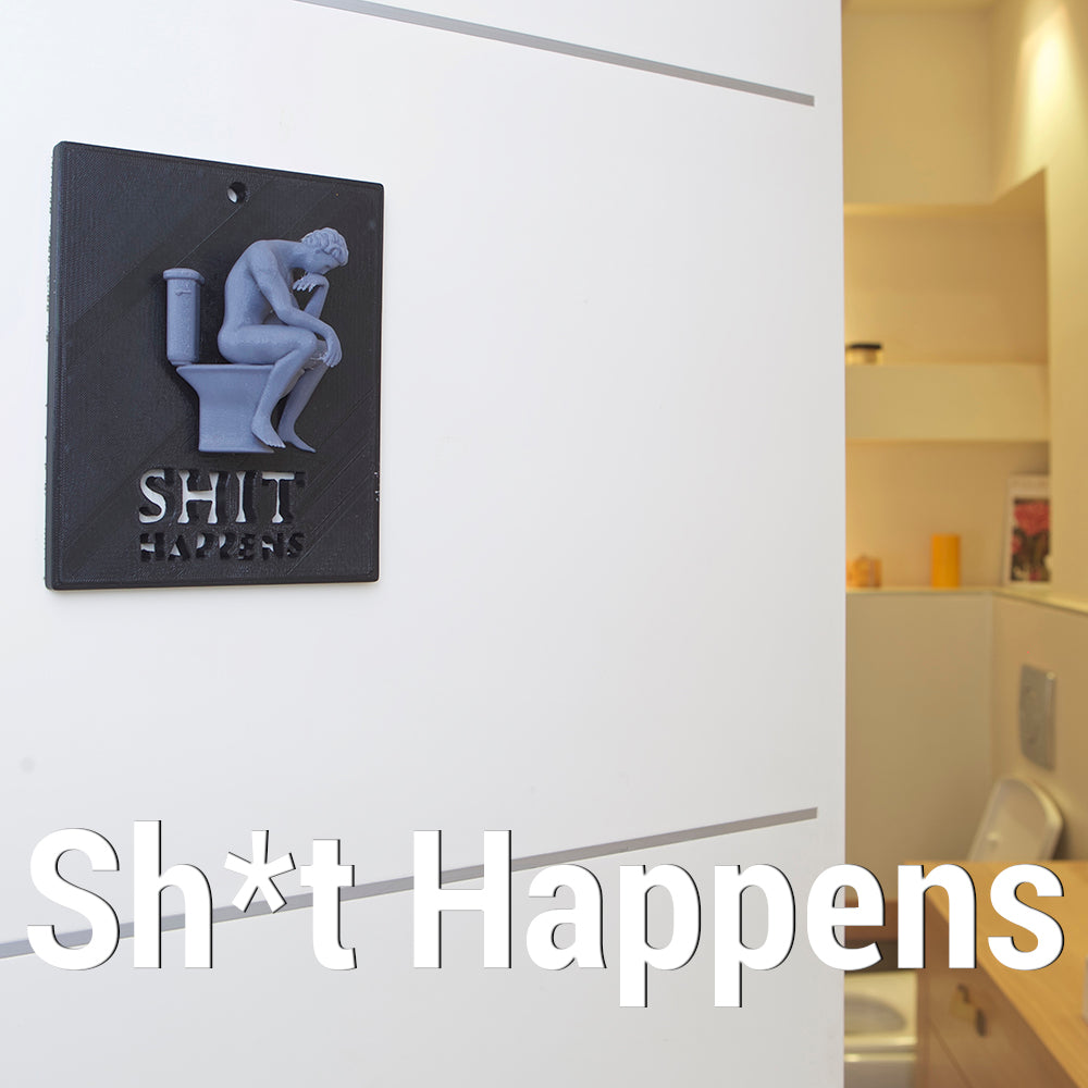 „Sh*t Happens“ – Humoristisches WC-Wandschild (3D-Druck, Relief)